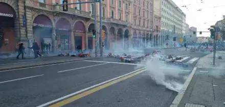 Bologna: disordini e lancio di fumogeni e bombe carta, almeno 7 persone fermate