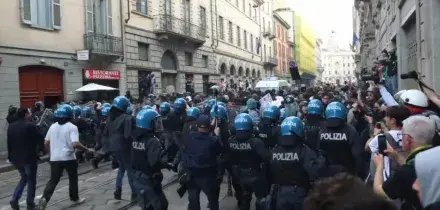 Milano, scontri durante il corteo contro il carovita