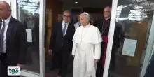 Il Papa lascia l'ospedale salutando medici e pazienti e rassicura: "Sto molto meglio"