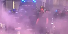 Milano, guerriglia in Duomo, vetrine dei negozi distrutte