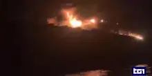 Tensione a Hormuz: petroliere in fiamme e pedaggi imposti dall'Iran