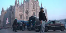 Milano, caos totale in piazza Duomo, auto dei carabinieri distrutte