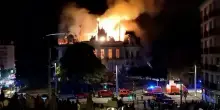 Scontri in Francia, incendiato l'antico municipio di Limoges. Il prefetto: quasi distrutto