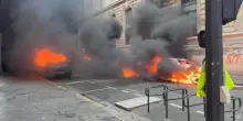 Idranti e auto in fiamme, violenti scontri con la polizia a margine del corteo a Parigi