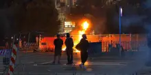 Barricate in fiamme in piazza Duomo, incidenti in via Torino