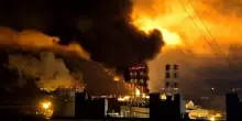 Droni su San Pietroburgo: blackout. Trump congela le sanzioni a Mosca, Zelensky: "Regalo a Putin"