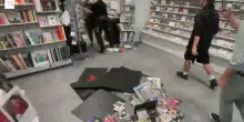 Torino, scene da guerriglia: degenera il corteo contro il carovita, assaltata libreria in centro