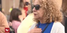 La folla dei fedeli in piazza per rivedere Leone XIV dopo il ricovero: "Tanti auguri al Papa"