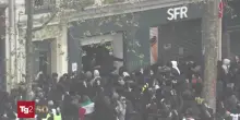 Sabato e notte di guerriglia in tutta Parigi: saccheggi in gioiellerie, supermercati, farmacie