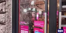 Piazza Duomo, il giorno dopo: vetrine sfondate e danni a Milano