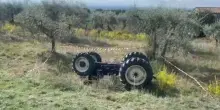 Guida per gioco il trattore e viene travolto: muore a 16 anni
