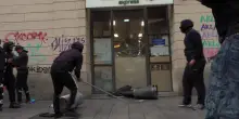 Milano, le immagini dell'assalto al Carrefour di via Torino