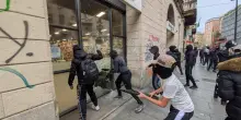 Guerriglia a Milano contro il carovita, saccheggi e 200 fermi. Domani alle 17.30 il cdm
