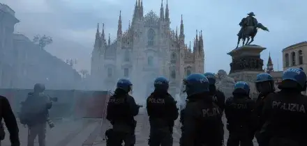 Manifestanti a Milano, sassi e bombe carta, polizia risponde con idranti e lacrimogeni