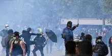 Francia, scontri e proteste nelle citt&agrave;. Macron: "Rabbia e vergogna, chi ha distrutto dovr&agrave; pagare"