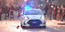 Caos Milano, facinorosi assaltano auto della Polizia Locale con estintore e altro