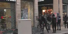 Milano nel caos, giovani incappucciati assaltano il centro