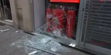 Guerriglia a Milano, negozio di telefonia assaltato: rubati smartphone