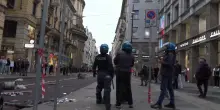 Milano, piatti lanciati dal balcone sui manifestanti in via Torino: "Mi poteva spaccare la testa"