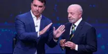 Duello in tv, Bolsonaro Jr e la scritta "corrotto" sulla mano. Lula: "Voglio il voto di tuo padre"