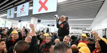 Ex Ilva: a Genova riparte la protesta, operai occupano l'aeroporto