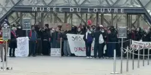 A Parigi decine di studenti hanno bloccato l'accesso al museo del Louvre -Video