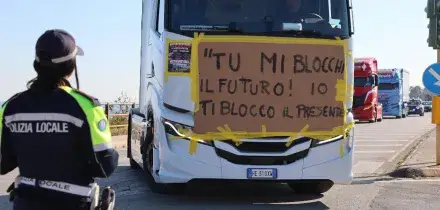 TIR, il governo promette aiuti. Stop ai blocchi in Sicilia, si continua in altre regioni del Sud