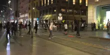 La guerriglia a Milano, il coraggio di una ragazza che urla ai violenti: "Andate a casa, vandali!"