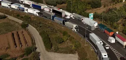 Protesta dei tir nel Casertano: caselli bloccati e traffico in tilt per il caro carburante