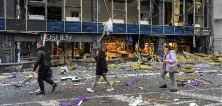 Raid russi nelle regioni di Kiev e Zaporizhzhia. Vance: "No a Ucraina nella Nato"
