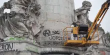 Parigi ripulisce il monumento a piazza della Repubblica teatro delle proteste