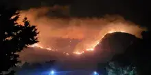 Inferno nel Trapanese: il fuoco assedia Scopello, case evacuate nella notte