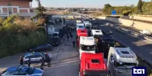 Blocco tir, proteste e disagi: porti fermi e scaffali vuoti, cresce l&rsquo;allarme