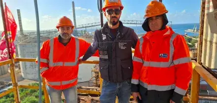 Sardegna, "Ora basta": protesta a 60 metri d'altezza per gli operai a Portovesme