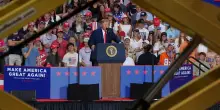 Trump vuole ribattezzare l'Atlantico 'Oceano Americano', ma Google dice no: "Non si pu&ograve; fare"
