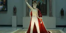 La corona, il mantello: le divise del re del rock. Londra celebra Freddie Mercury
