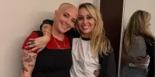 "Miley mi ha aiutata a essere forte": la popstar le taglia i capelli prima della chemio