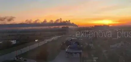 Impianto di guerra russo di Tolyattikauchuk brucia dopo un attacco droni ucraini, regione di Samara