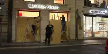 Massima allerta a Milano, i negozi del centro si blindano