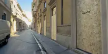 Tra i negozi blindati nel centro di Milano. Massima allerta in via Monte Napoleone