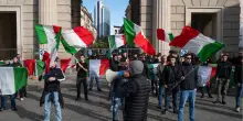 Milano blindata: cortei di protesta e negozi protetti