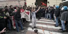 Torino, tafferugli tra manifestanti e polizia in Piazza Castello