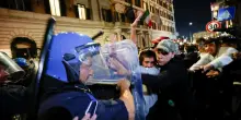 Cortei: citt&agrave; blindate, scontri a Torino, Roma e Bologna. A Milano fermata la "mente" del 17 ottobre