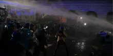 Scontri a Roma, idrante in azione: contro i manifestanti