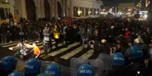 Scontri in via V.E.Orlando a Roma, idrante contro manifestanti
