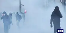 Lacrimogeni e idranti in una Parigi blindata