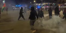 Lancio di petardi e lacrimogeni, continua le tensioni tra polizia e manifestanti a Torino