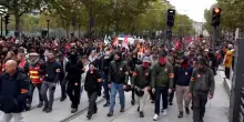 Oltre 100.000 parigini in corteo: "Vogliamo vivere, non solo sopravvivere"