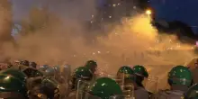 Cortei a Torino, fitto lancio oggetti e fumogeni contro la polizia