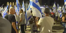 Le famiglie degli ostaggi riempiono Tel Aviv: "Ora mandiamo a casa Netanyahu"